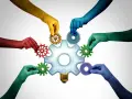 Mains colorées assemblent des rouages autour d'une ampoule-engrenage, symbolisant une task force entreprise innovante et collaborative.