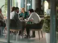 Des employés discutent autour d'une table, mais chacun semble travailler dans son coin, comme s'ils étaient en train de travailler en silo.