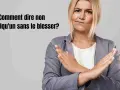 Une femme fait un signe de refus avec ses bras croisés, illustrant comment dire non poliment.