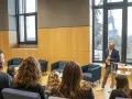 Un homme présente un programme séminaire entreprise à Paris, avec la Tour Eiffel en arrière-plan.