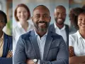 Une équipe diversifiée et souriante, prête à déléguer les tâches pour atteindre le succès.