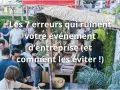 Un groupe de personnes profite d'un événement d'entreprise original avec un buffet extérieur. Des conseils pour éviter les erreurs sont affichés.