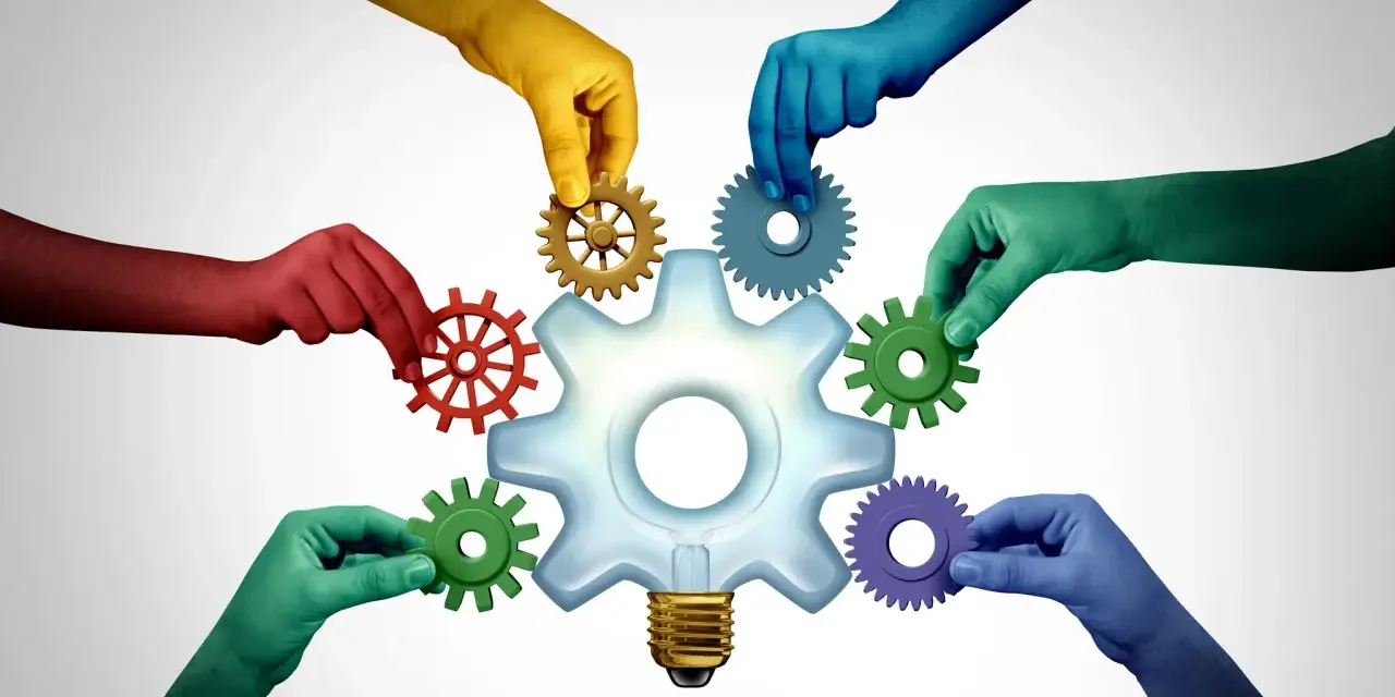 Mains colorées assemblent des rouages autour d'une ampoule-engrenage, symbolisant une task force entreprise innovante et collaborative.