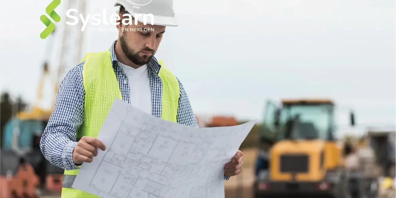 Un chef de projet AMOA, casque blanc et gilet fluo, examine des plans sur un chantier.