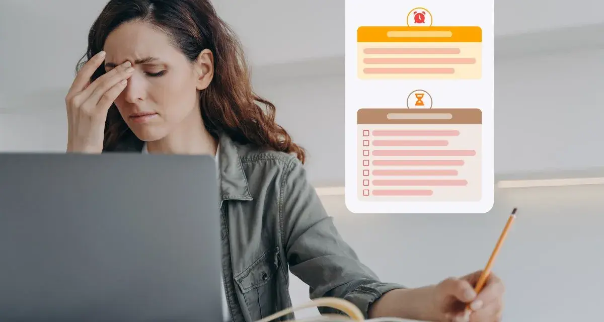 Femme stressée devant son ordinateur, jonglant avec des listes et des plans d'actions.