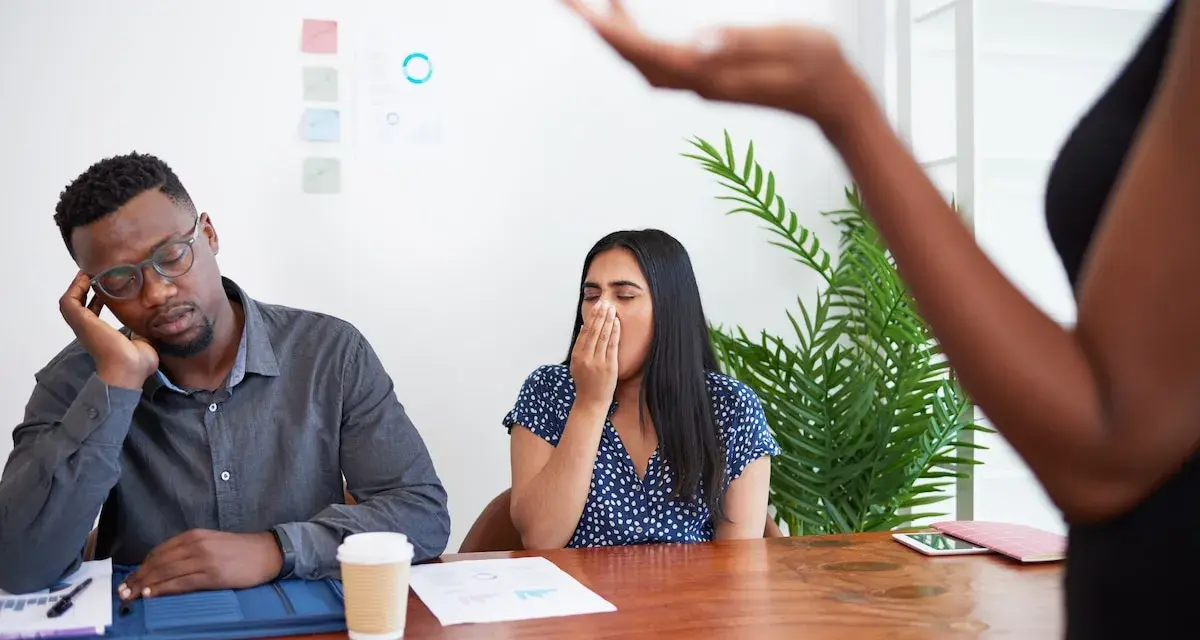 Réunion d'animation interne entreprise : un homme dort, une femme bâille. L'ambiance est morose.