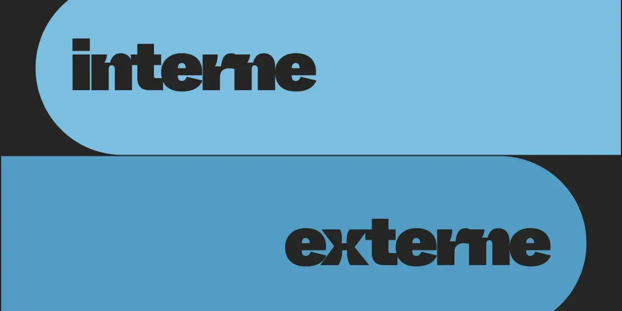 Deux blocs bleus superposés, l'un avec le mot "interne", l'autre avec "externe". Une illustration visuelle de la communication externe et interne.
