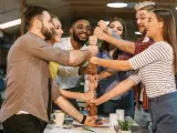Une équipe soudée célèbre un événement team building, unissant leurs poings pour symboliser la force collective et la réussite.