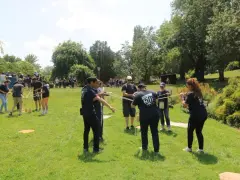 Des personnes participent à une activité de plein air, une idée de challenge sportif, en manipulant des cordes et des structures en bois.