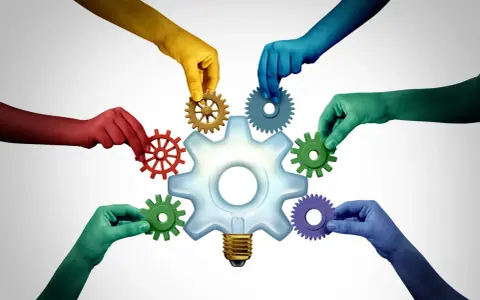Mains colorées assemblent des rouages autour d'une ampoule-engrenage, symbolisant une task force entreprise innovante et collaborative.