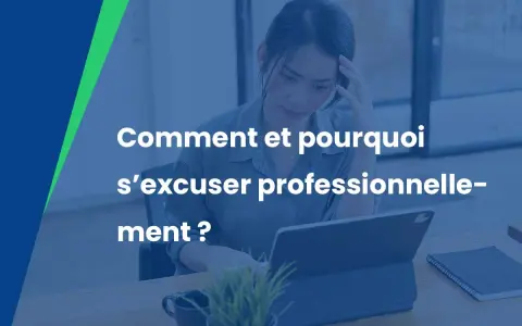 Une femme réfléchit devant son ordinateur, le texte "Comment et pourquoi s'excuser professionnellement ?" s'affiche.