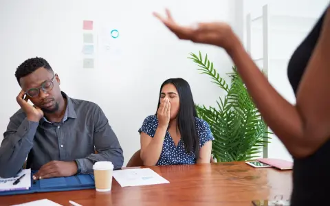 Réunion d'animation interne entreprise : un homme dort, une femme bâille. L'ambiance est morose.