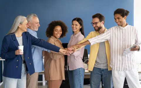 Une équipe soudée lance un défi entre collègues, mains jointes pour la victoire.