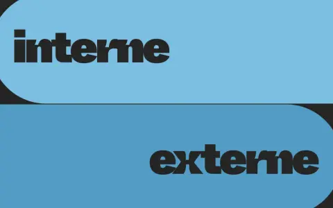 Deux blocs bleus superposés, l'un avec le mot "interne", l'autre avec "externe". Une illustration visuelle de la communication externe et interne.