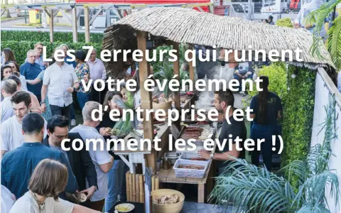 Un groupe de personnes profite d'un événement d'entreprise original avec un buffet extérieur. Des conseils pour éviter les erreurs sont affichés.