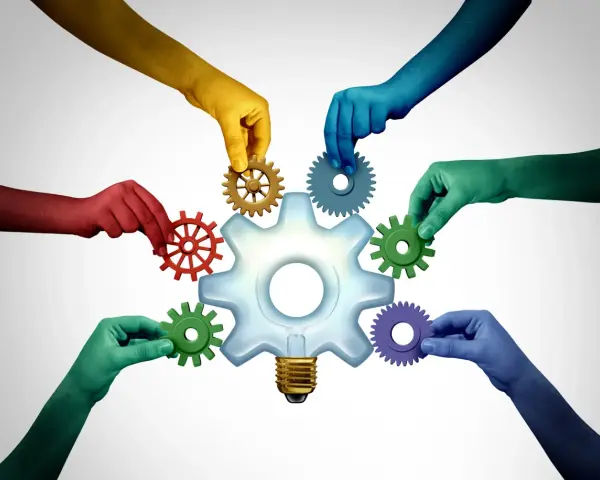 Mains colorées assemblent des rouages autour d'une ampoule-engrenage, symbolisant une task force entreprise innovante et collaborative.