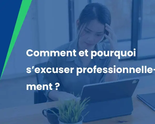 Une femme réfléchit devant son ordinateur, le texte "Comment et pourquoi s'excuser professionnellement ?" s'affiche.