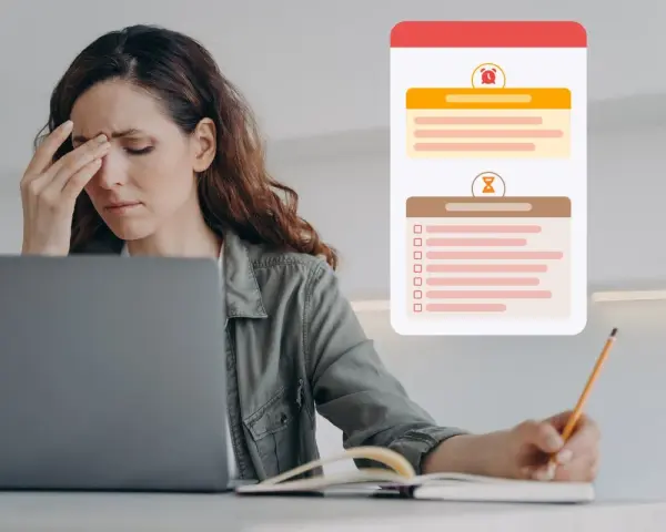 Femme stressée devant son ordinateur, jonglant avec des listes et des plans d'actions.