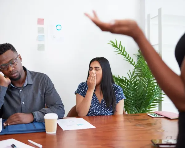 Réunion d'animation interne entreprise : un homme dort, une femme bâille. L'ambiance est morose.