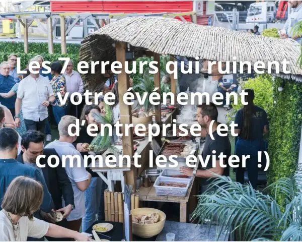 Un groupe de personnes profite d'un événement d'entreprise original avec un buffet extérieur. Des conseils pour éviter les erreurs sont affichés.