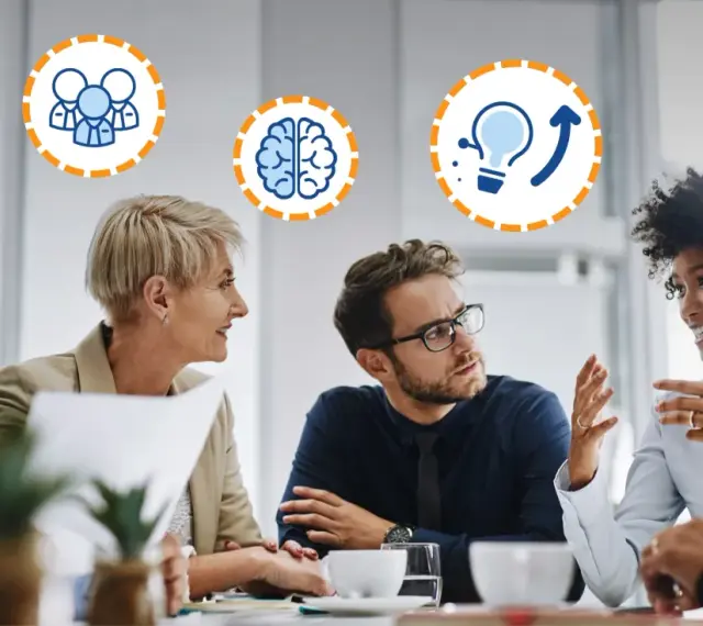 Une équipe discute autour d'une table, symbolisant l'intelligence collective. Des icônes de personnes, de cerveau et d'ampoule illustrent la collaboration et l'innovation.