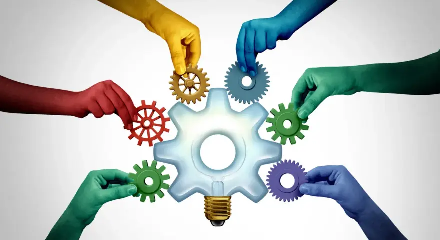 Mains colorées assemblent des rouages autour d'une ampoule-engrenage, symbolisant une task force entreprise innovante et collaborative.