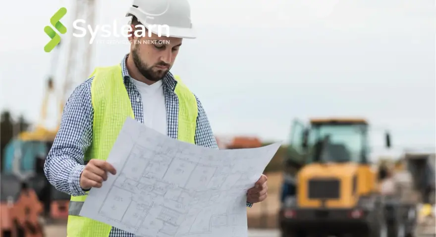 Un chef de projet AMOA, casque blanc et gilet fluo, examine des plans sur un chantier.