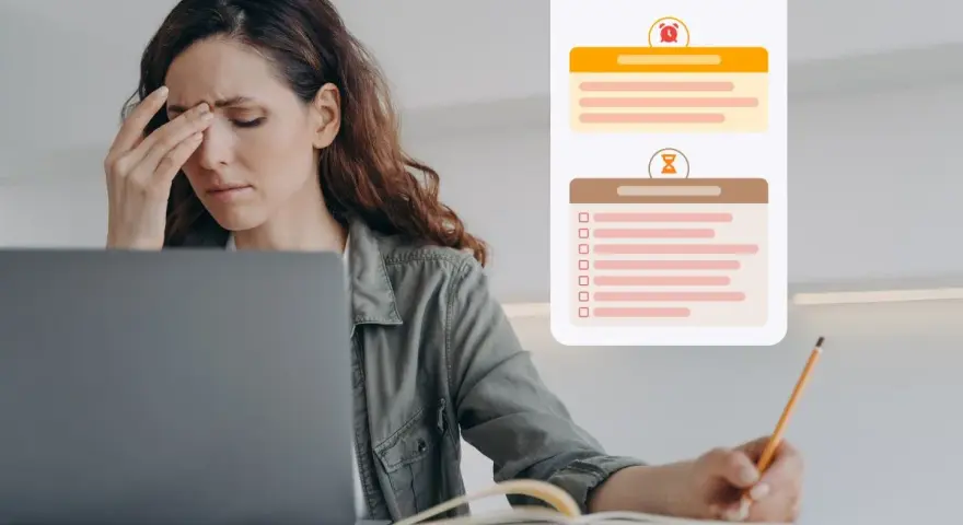 Femme stressée devant son ordinateur, jonglant avec des listes et des plans d'actions.