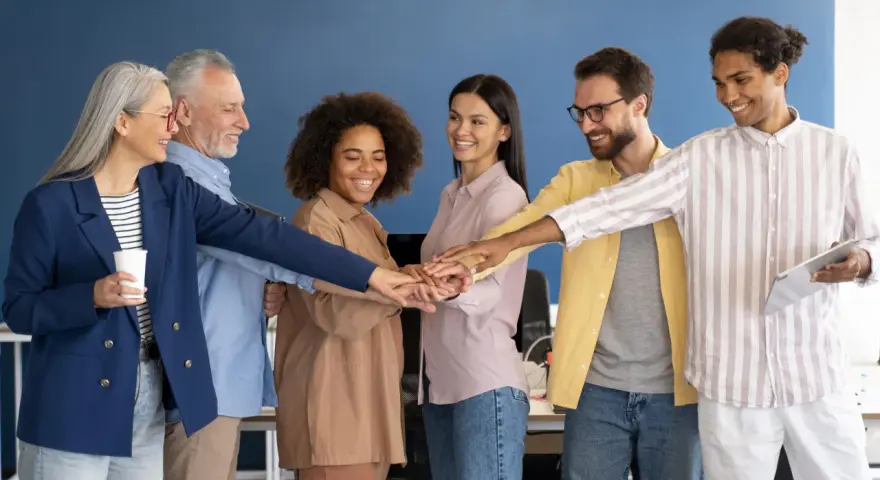 Une équipe soudée lance un défi entre collègues, mains jointes pour la victoire.