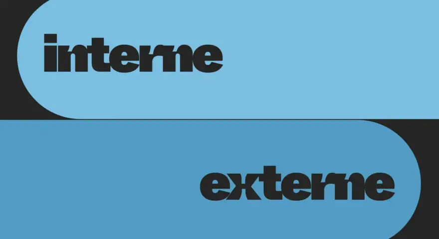 Deux blocs bleus superposés, l'un avec le mot "interne", l'autre avec "externe". Une illustration visuelle de la communication externe et interne.
