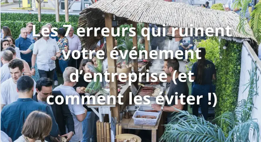 Un groupe de personnes profite d'un événement d'entreprise original avec un buffet extérieur. Des conseils pour éviter les erreurs sont affichés.
