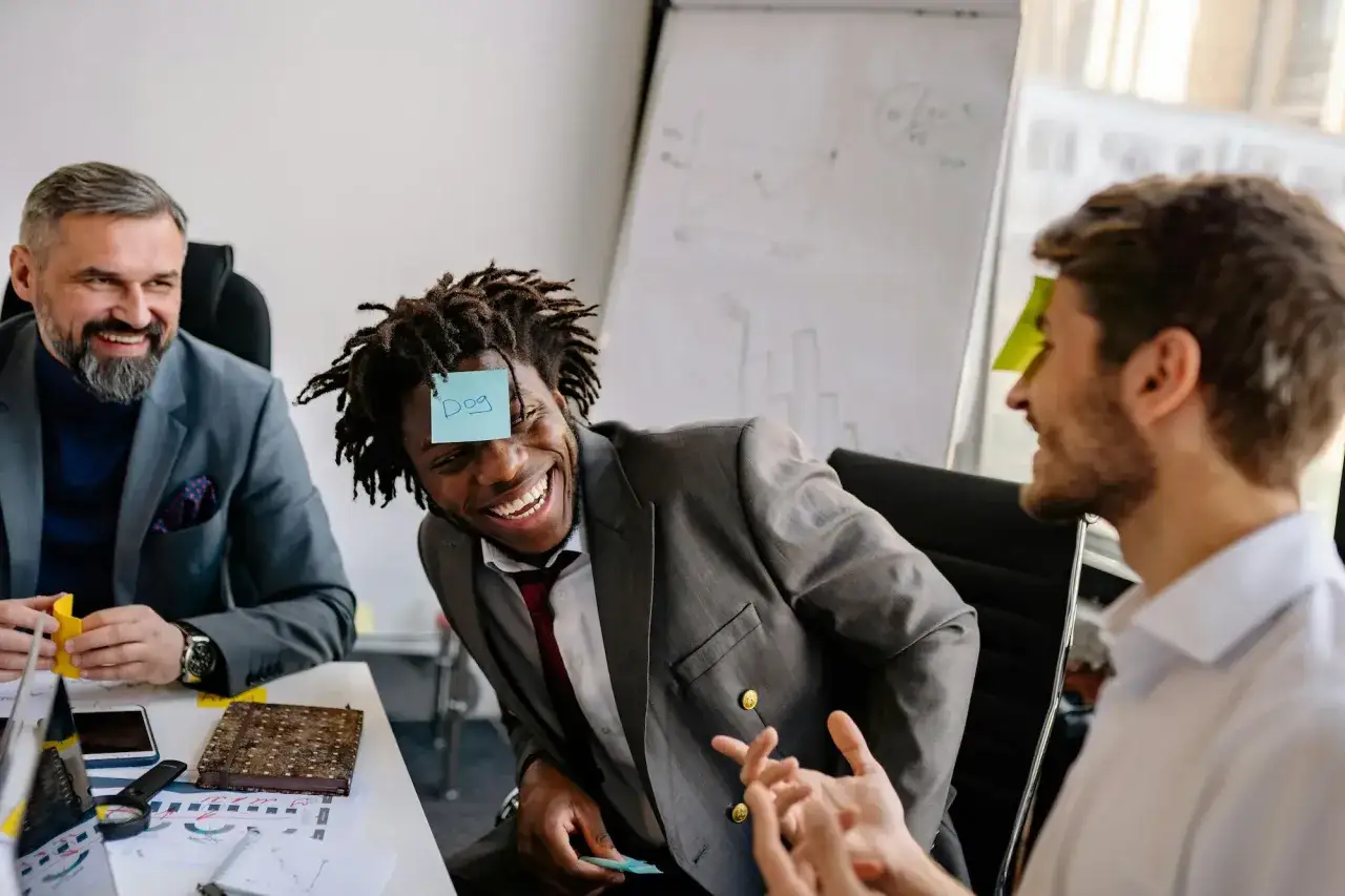 Un homme rit avec un post-it