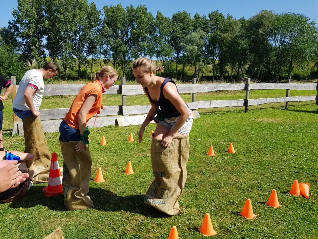 Des femmes participent &agrave; une course en sac, une activit&eacute; de team building gratuit en plein air.