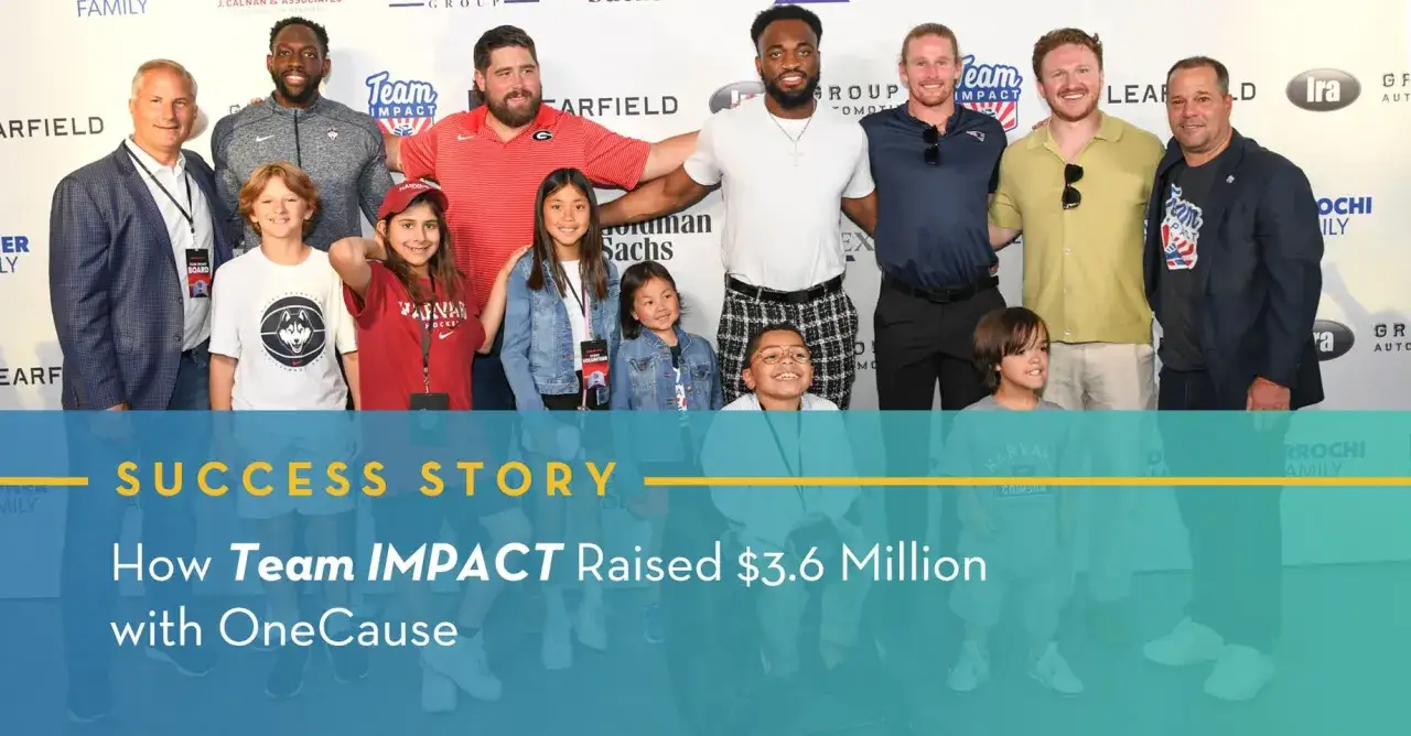 Des adultes et des enfants souriants posent ensemble lors d'une conf&eacute;rence en entreprise. L'&eacute;v&eacute;nement c&eacute;l&egrave;bre une r&eacute;ussite de Team IMPACT.