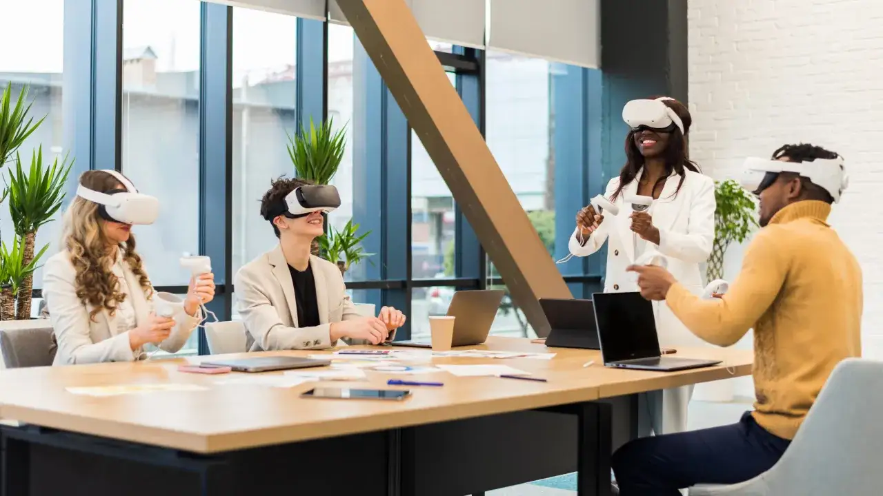 Une équipe diverse participe à un team building digital, explorant la réalité virtuelle dans un bureau moderne.