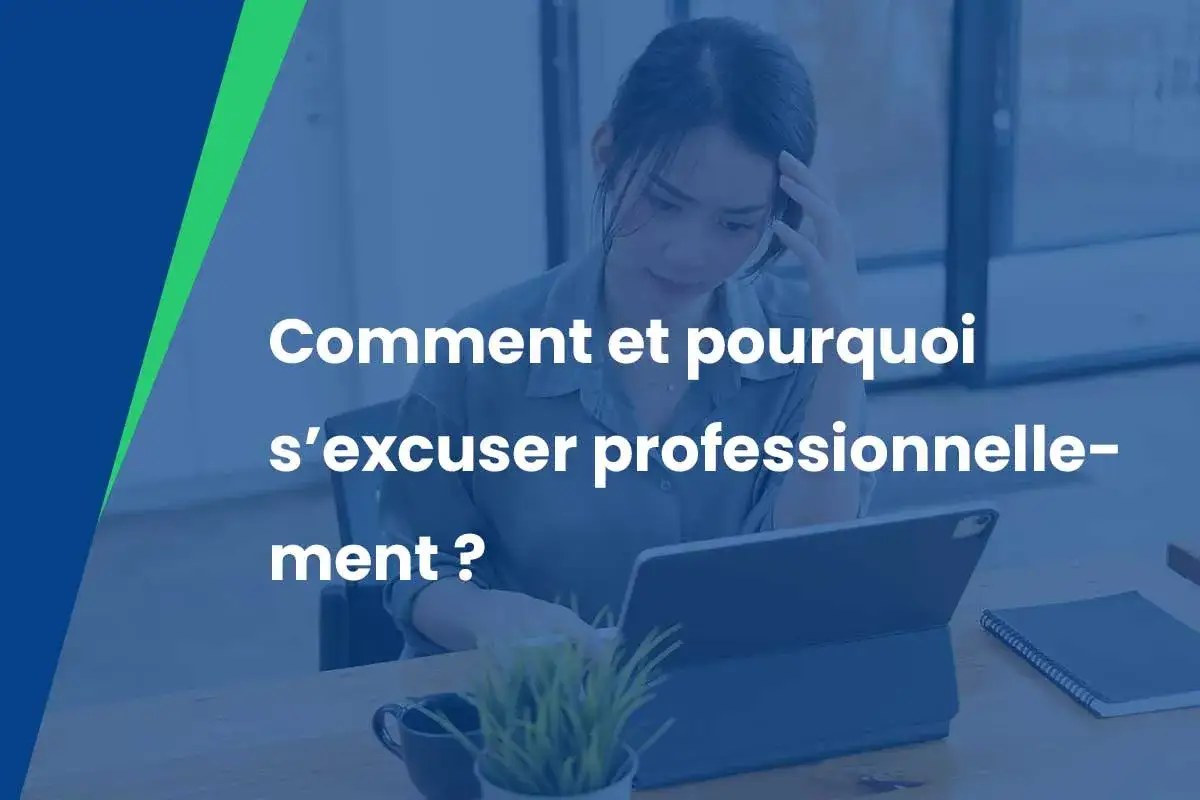 Une femme réfléchit devant son ordinateur, le texte