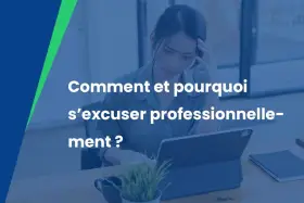Une femme réfléchit devant son ordinateur, le texte "Comment et pourquoi s'excuser professionnellement ?" s'affiche.