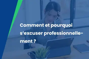 Une femme réfléchit devant son ordinateur, le texte "Comment et pourquoi s'excuser professionnellement ?" s'affiche.